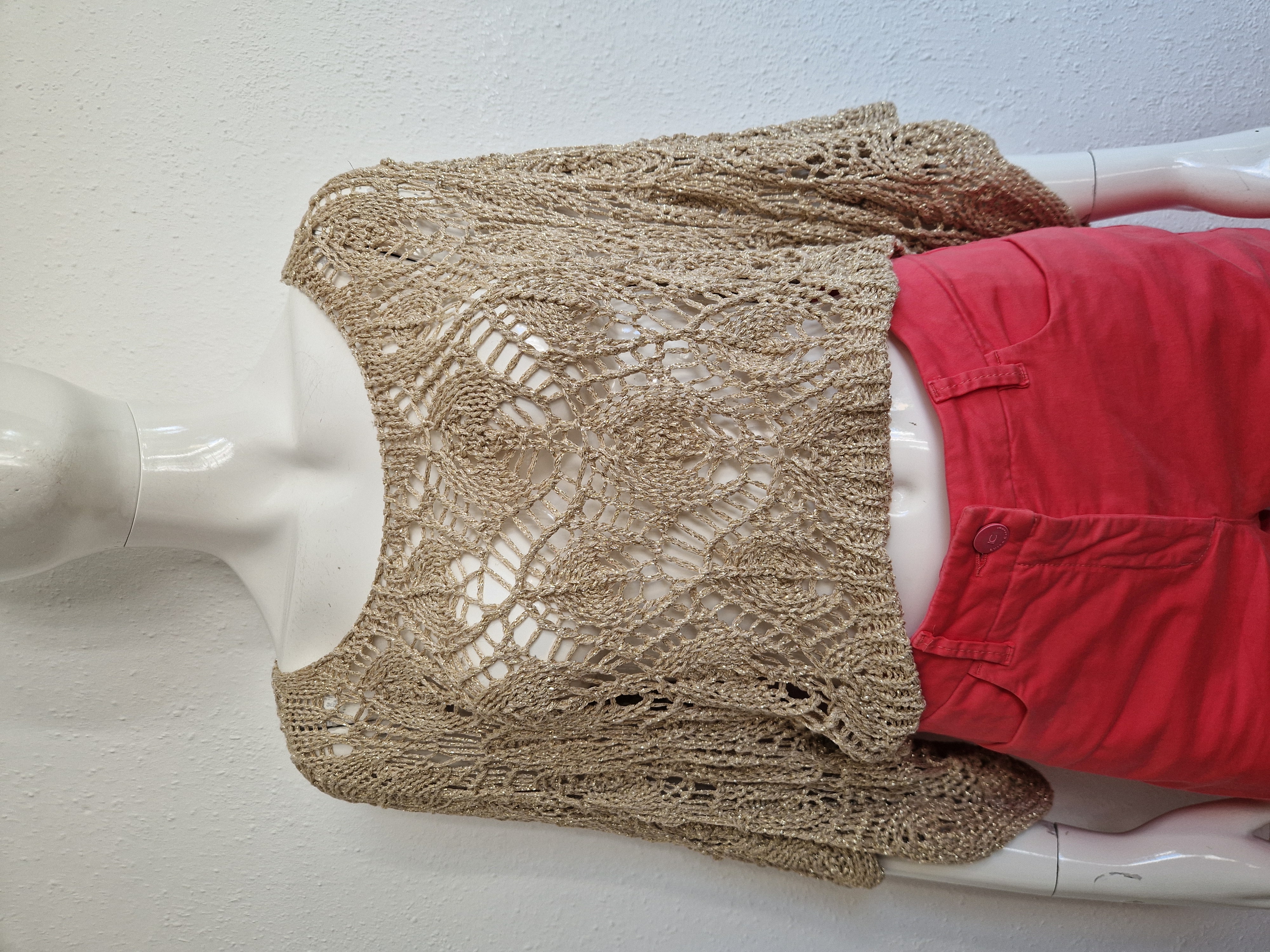 New Collection top. Maat AS, Goudkleurig
