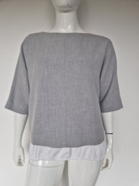 COS dubbellaagse top. Maat 44, Grijs/wit.
