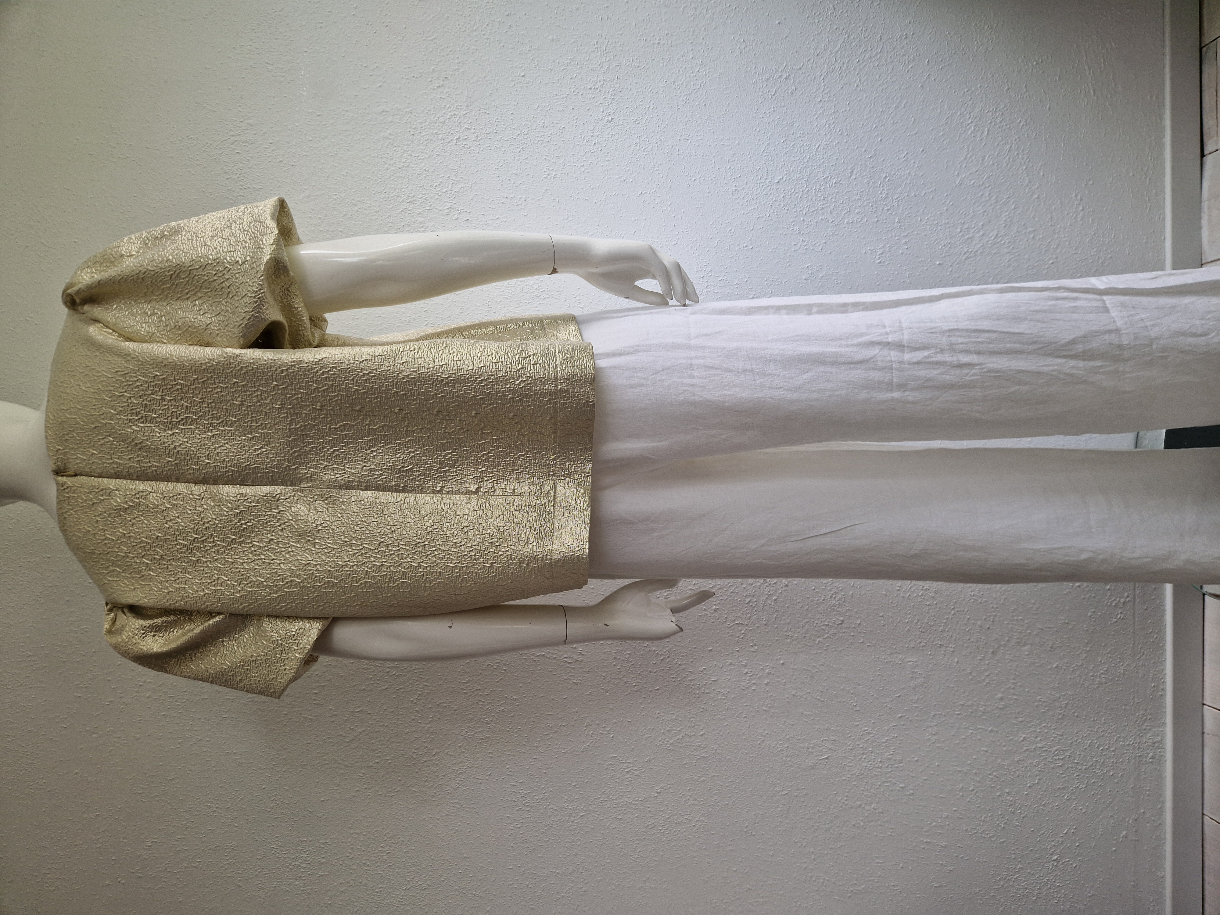 Studio Anneloes top met ballonmouwtjes. Maat L. Goud.