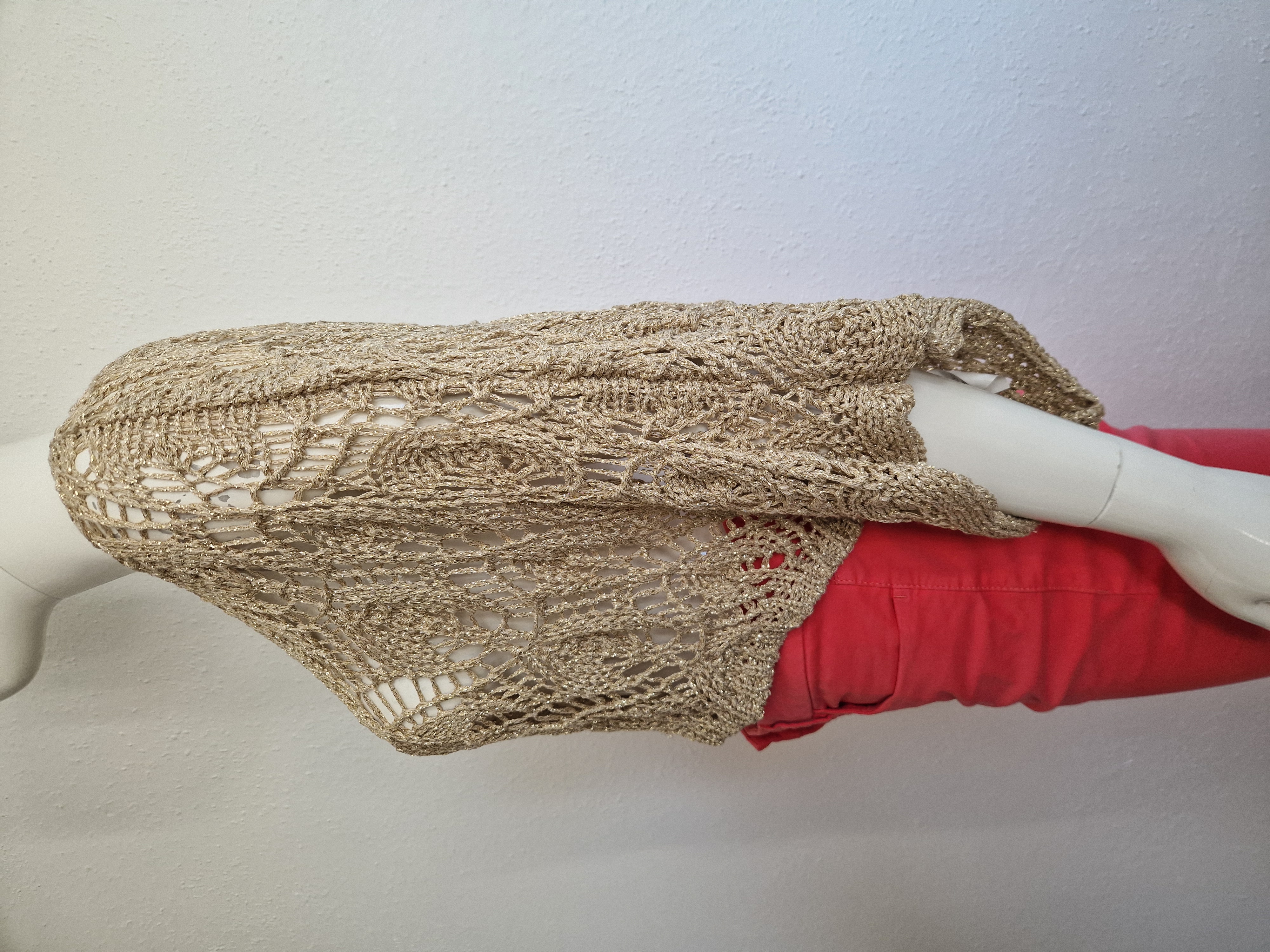 New Collection top. Maat AS, Goudkleurig