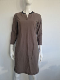 Sandwich jurk met V-hals. Maat M. Beige/blauw gestreept.