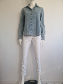 Closed jeansblouse. Maat S. Lichtblauw.
