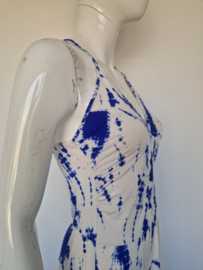 Essentiel Antwerp Viajar jurk. Blauw/wit. Maat M.