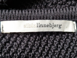 Sibin Linnebjerg vest. Maat L. Zwart/merinowol.