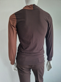 Studio Anneloes overslagtop. Maat L. Bruin/travelstof.