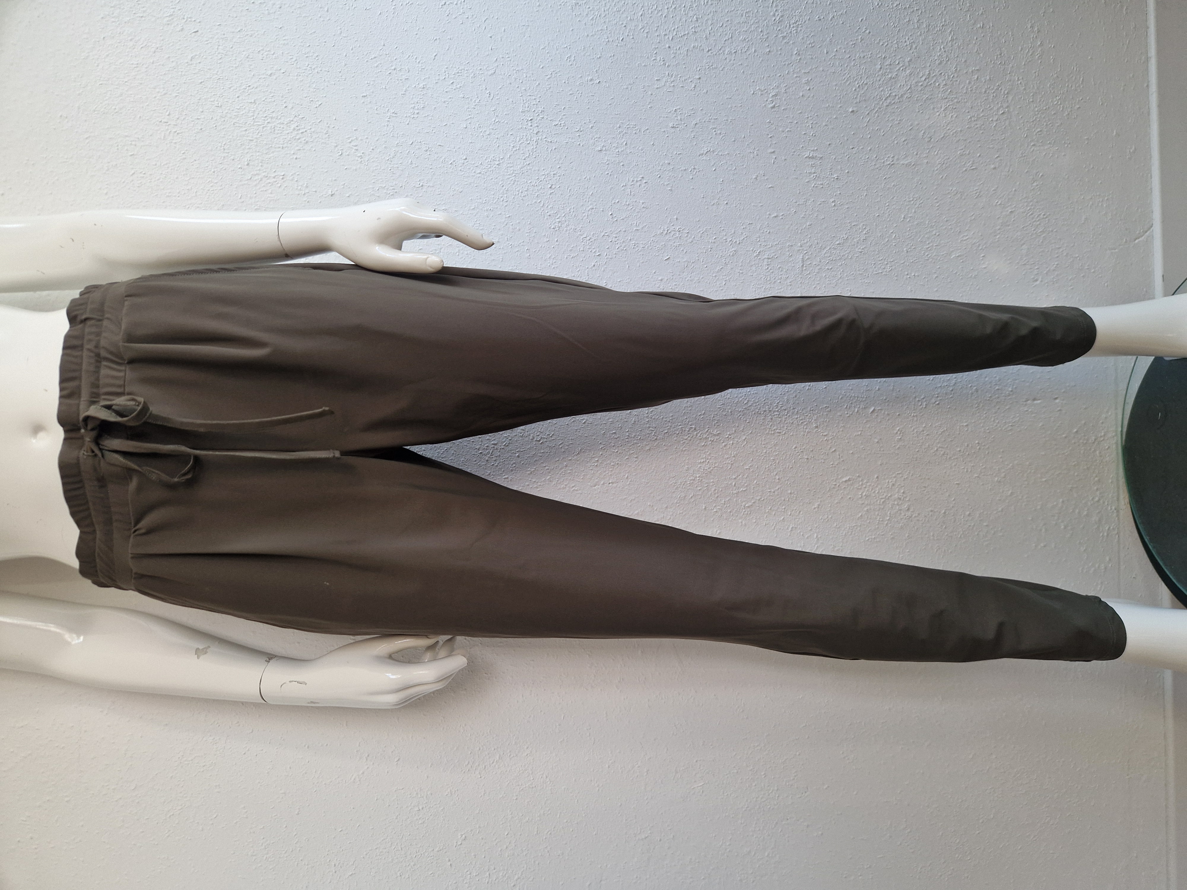 En Vogue pantalon. Maat S. Olijfgroen/travelstof.