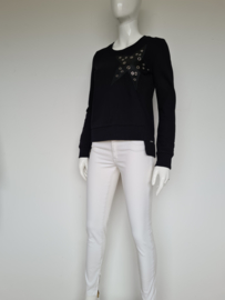 Jane Lushka sweater. Mt. M. Zwart/ster.