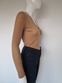 Tommy Hilfiger top met V-hals. Maat M. Camel.