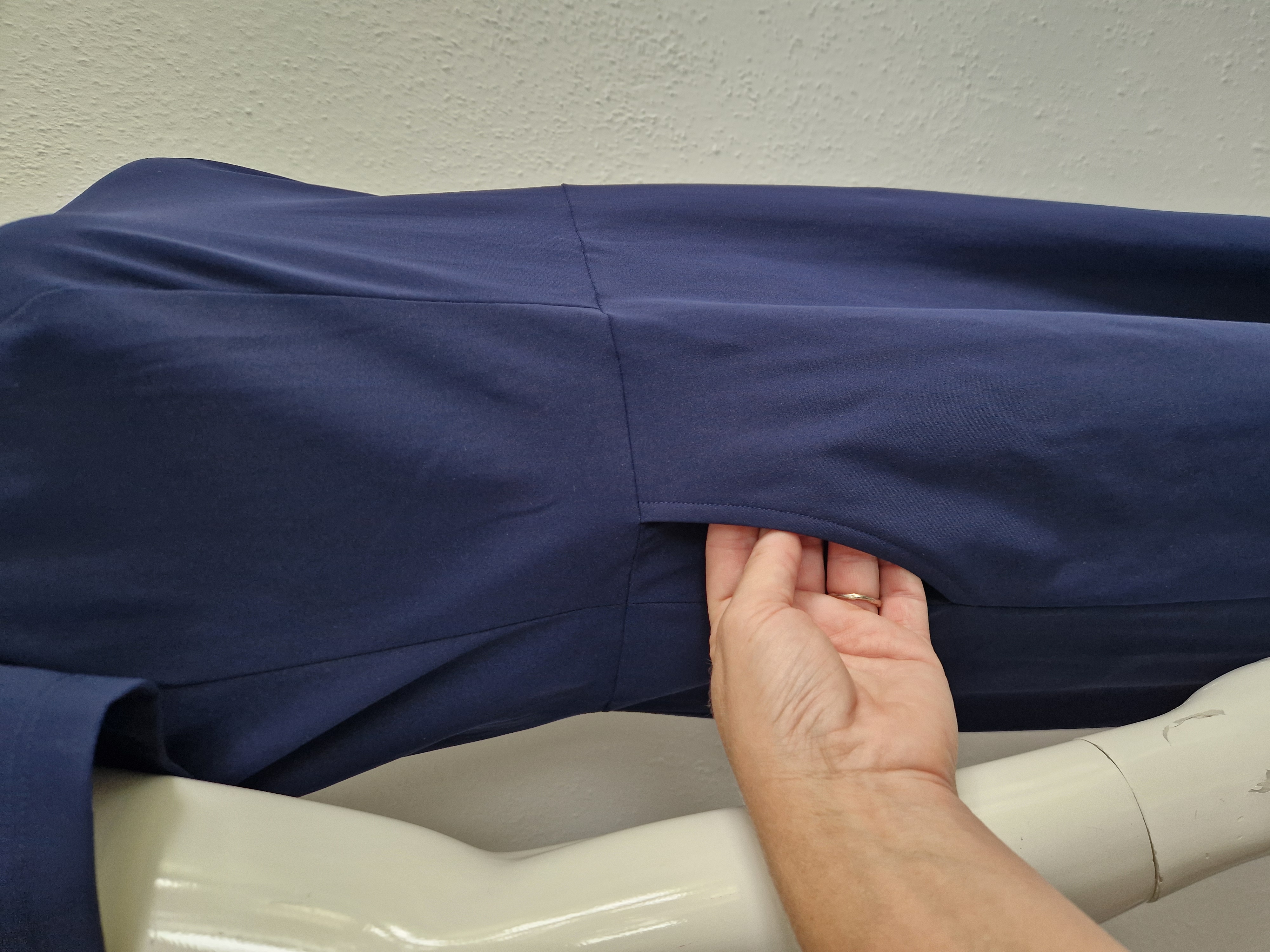 La Dress jurk met V-hals. Maat L. Marineblauw.