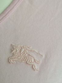 Burberry T-shirt met V-hals. Maat M. Lichtroze.