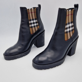 Burberry Chelsea Heeled Boots. Maat 37, Zwart