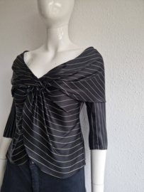 Emporio Armani top. Maat 10. Zwart/krijtstreep.