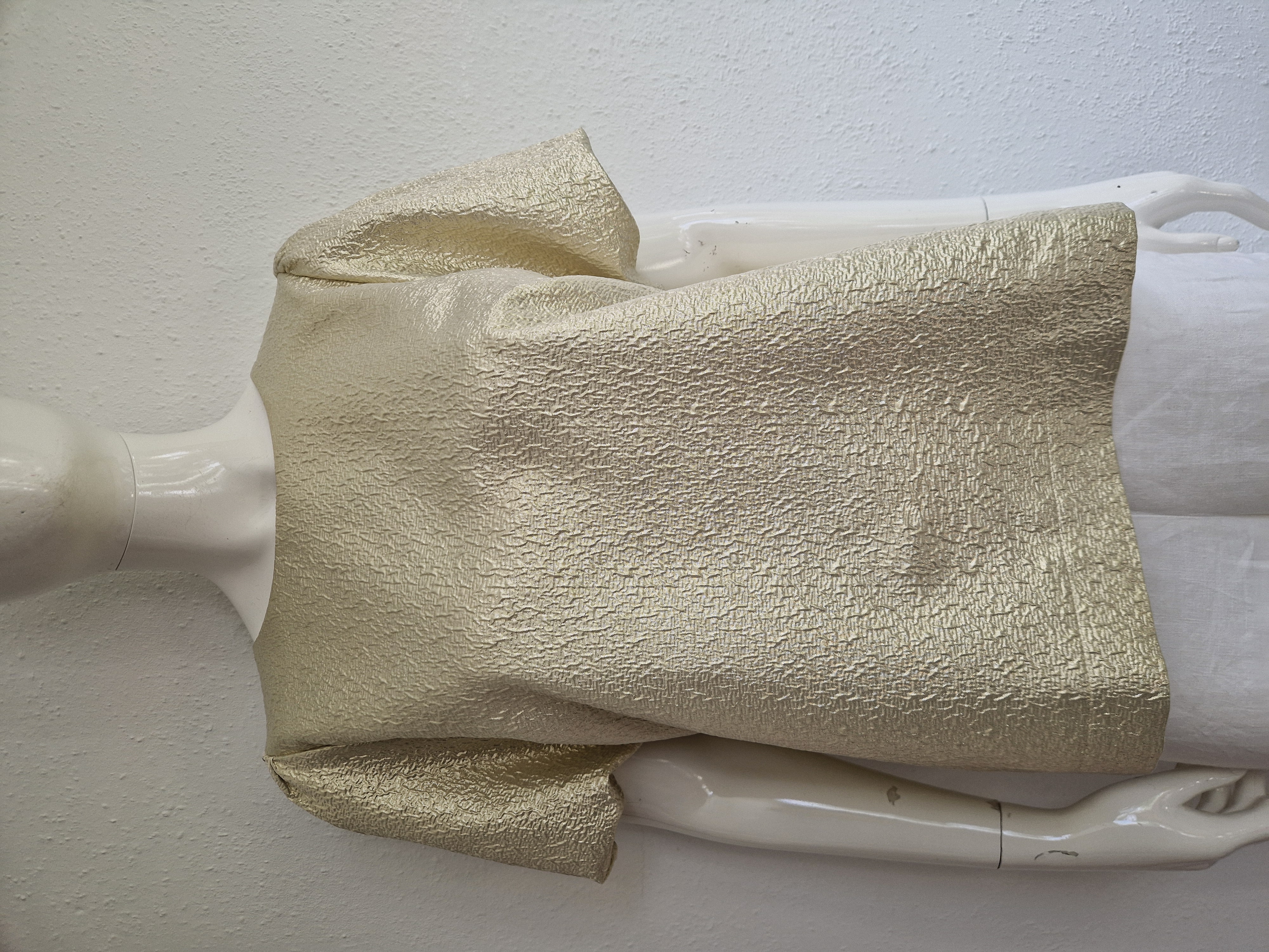 Studio Anneloes top met ballonmouwtjes. Maat L. Goud.