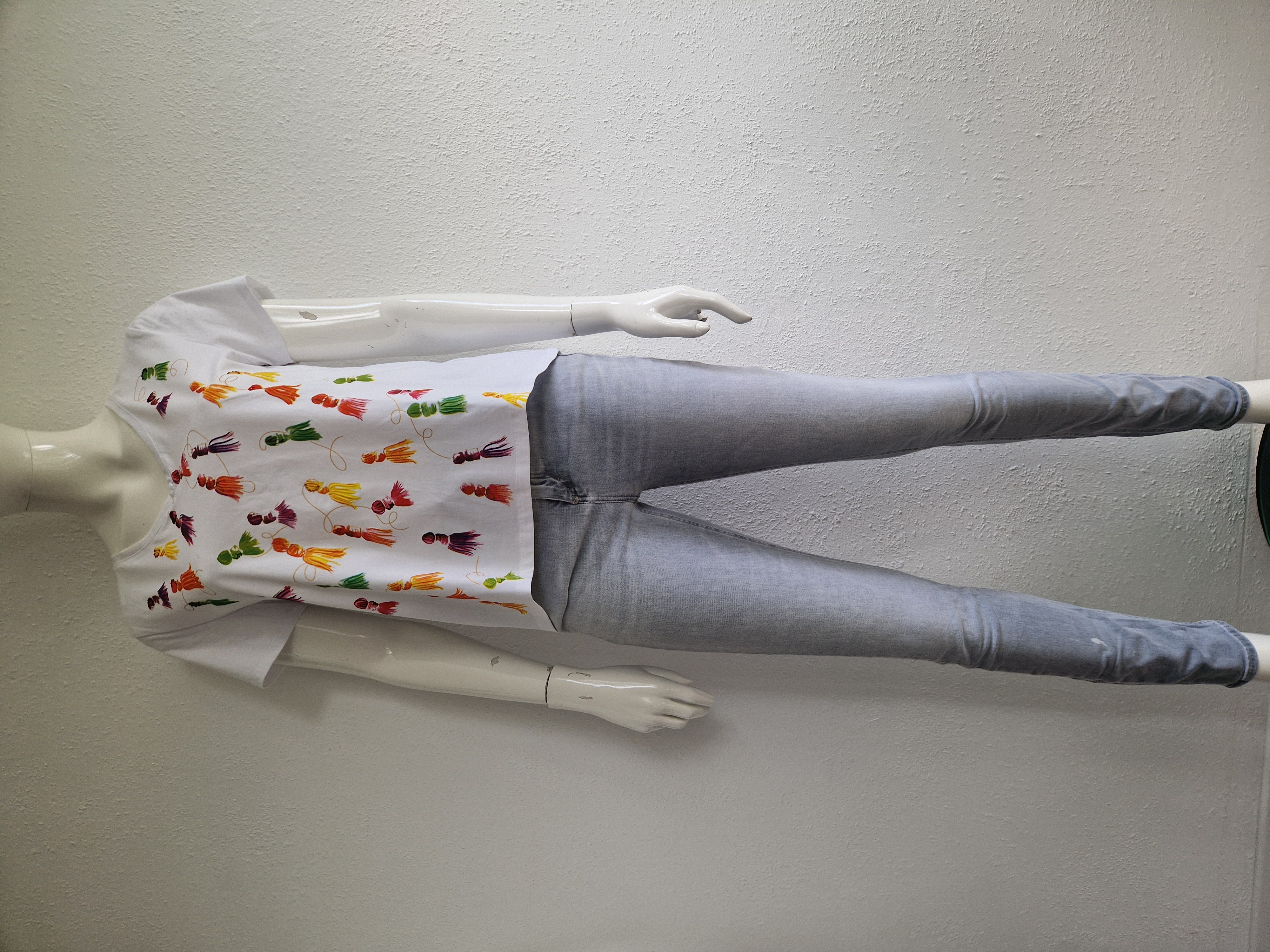 Leo & Ugo shirt met V-hals. Maat 2, Wit/kwastjesprint.