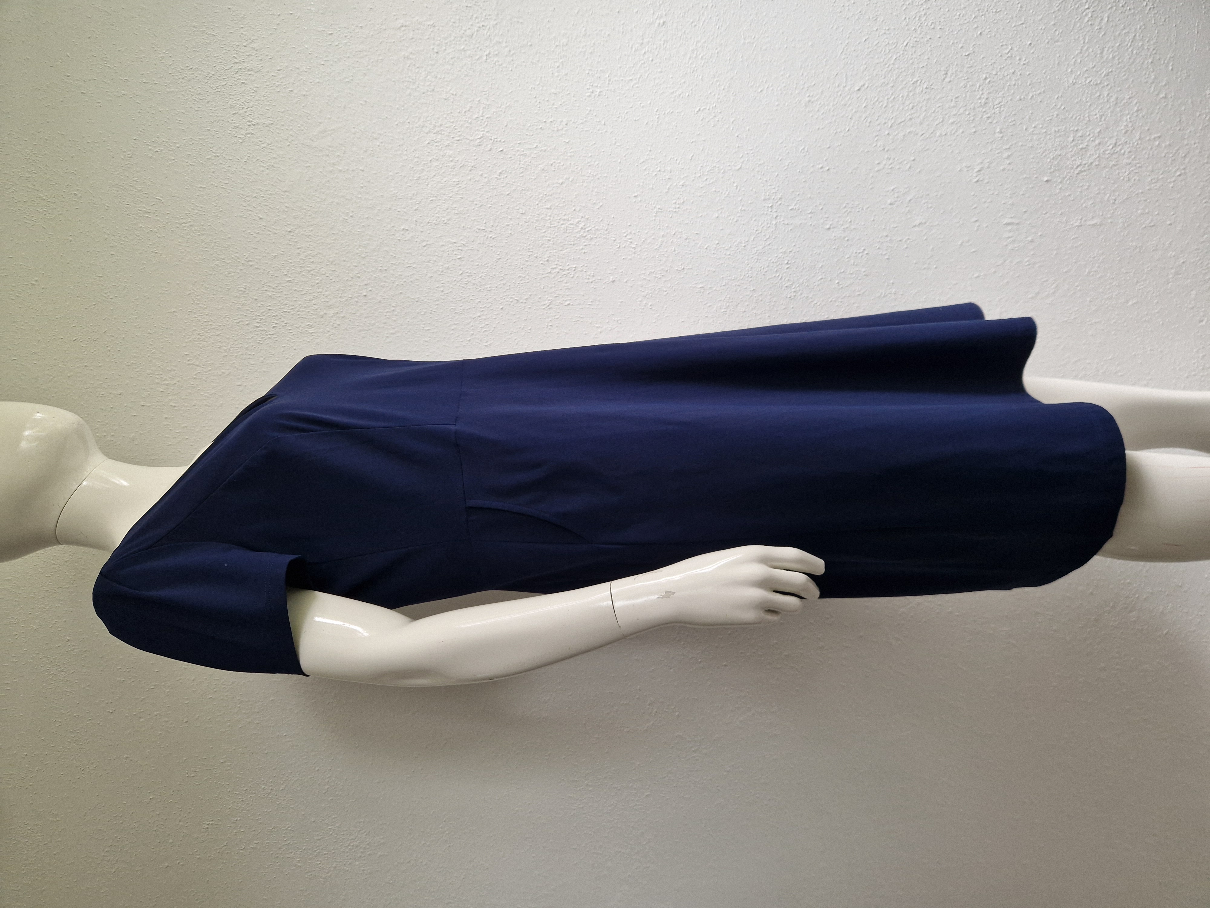 La Dress jurk met V-hals. Maat L. Marineblauw.