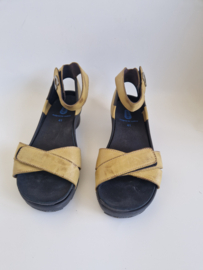 Wolky leren sandalen. Maat 41. Mosterdgeel.