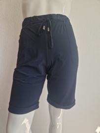 Hart bij Helena Hart shorts. Maat L. Donkerblauw/travelstof.