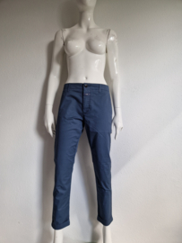 Closed cropped chino. Maat 31,Blauw.