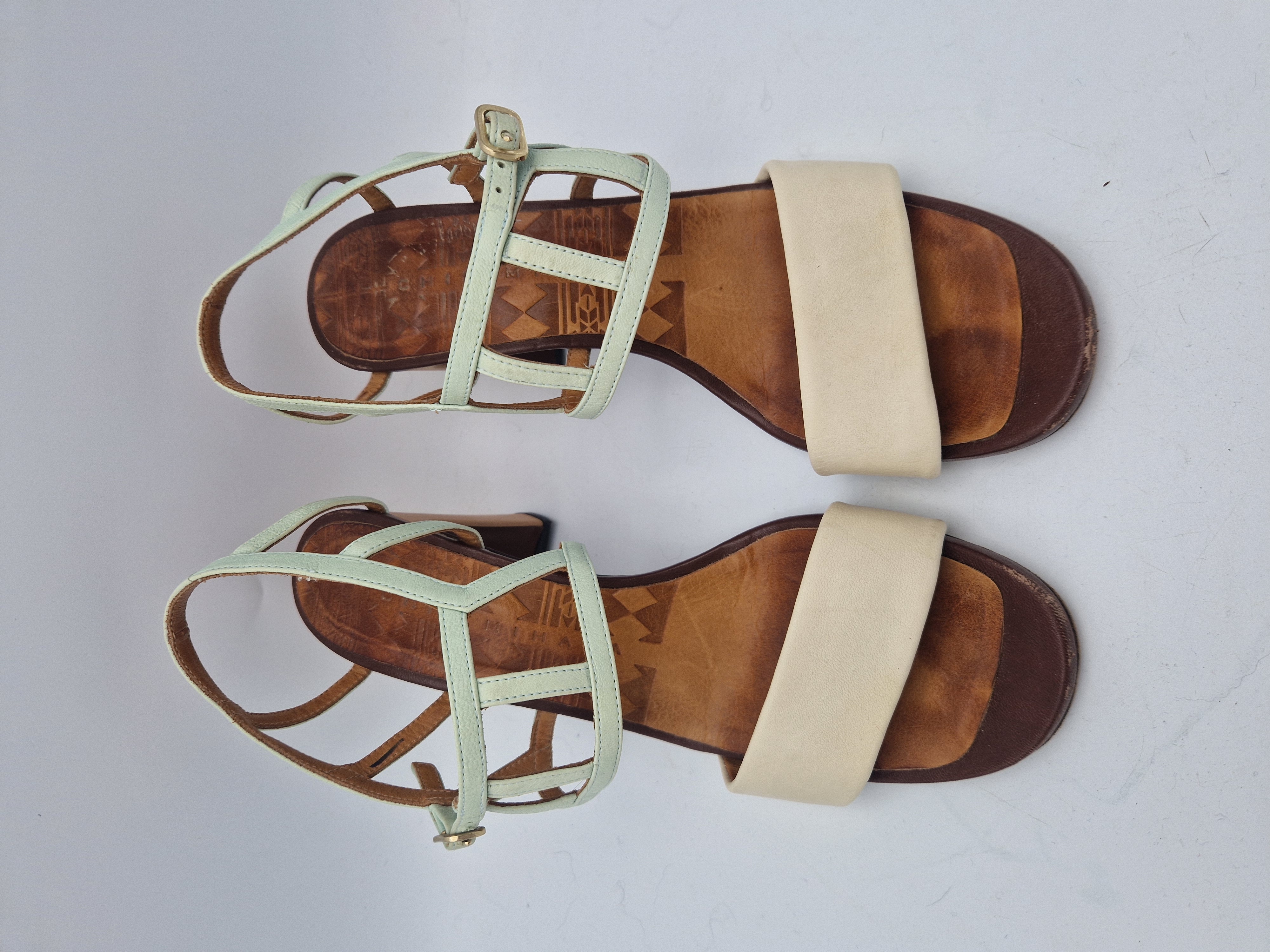 Chie Mihara sandalen met hak. Maat 40, Mintgroen/crème.