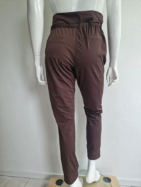 Norah pantalon. Maat 44. Bruin/travelstof.