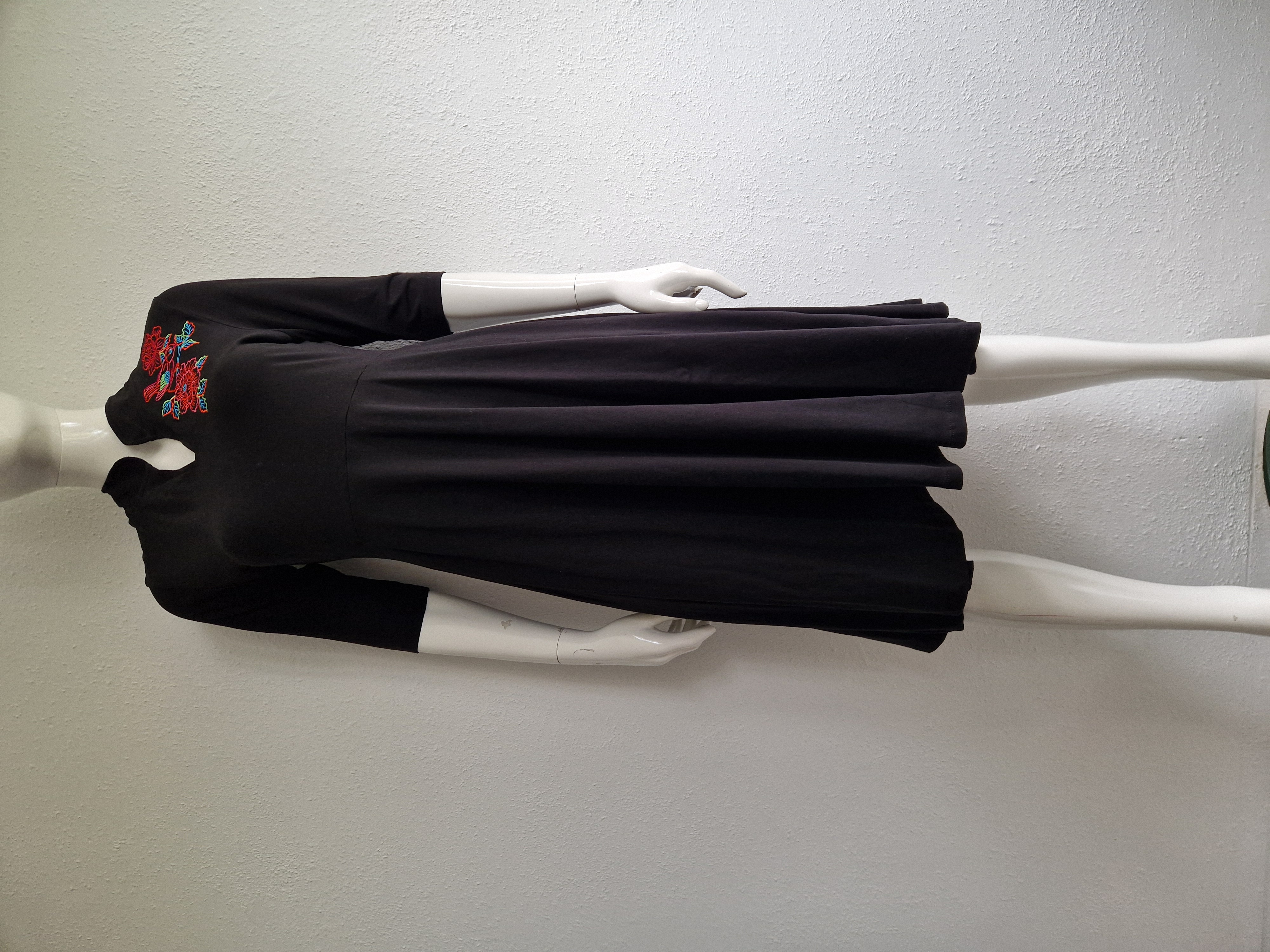 Lien & Giel jurk. Maat L. Zwart/borduursels.