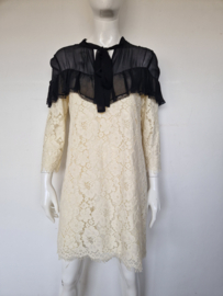 Twinset jurk. Maat 36/38, Crème/zwart/kant.