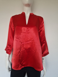 Arket blouse met V-hals. Maat 38, Rood/satijnlook.