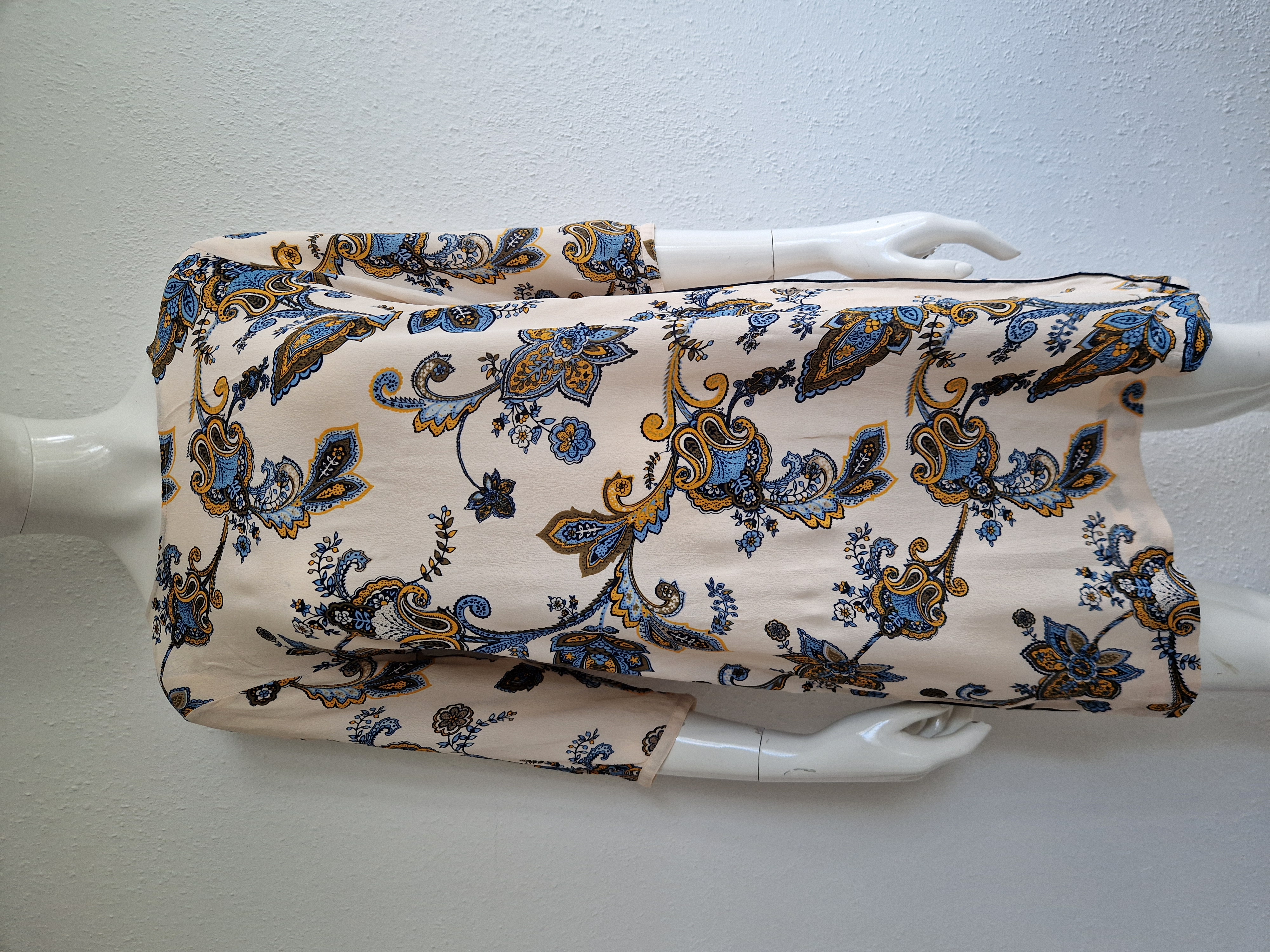 Freequent zomerjurk. Maat S. Crème/paisleyprint.