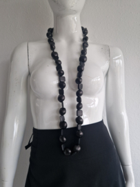 Zwart houten ketting.