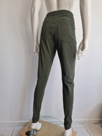 Studio Anneloes pantalon. Maat M. Olijfgroen/travelstof.