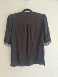 Dante6 zwarte blouse met borduursels. Maat 2