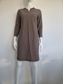 Sandwich jurk met V-hals. Maat M. Beige/blauw gestreept.