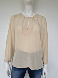 Closed blouse top. Mt. M. Beige/ zijde.