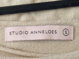 Studio Anneloes mouwloze gebreide top. Maat S. Beige