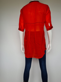 Beate Heymann blouse. Mt. M. Rood.