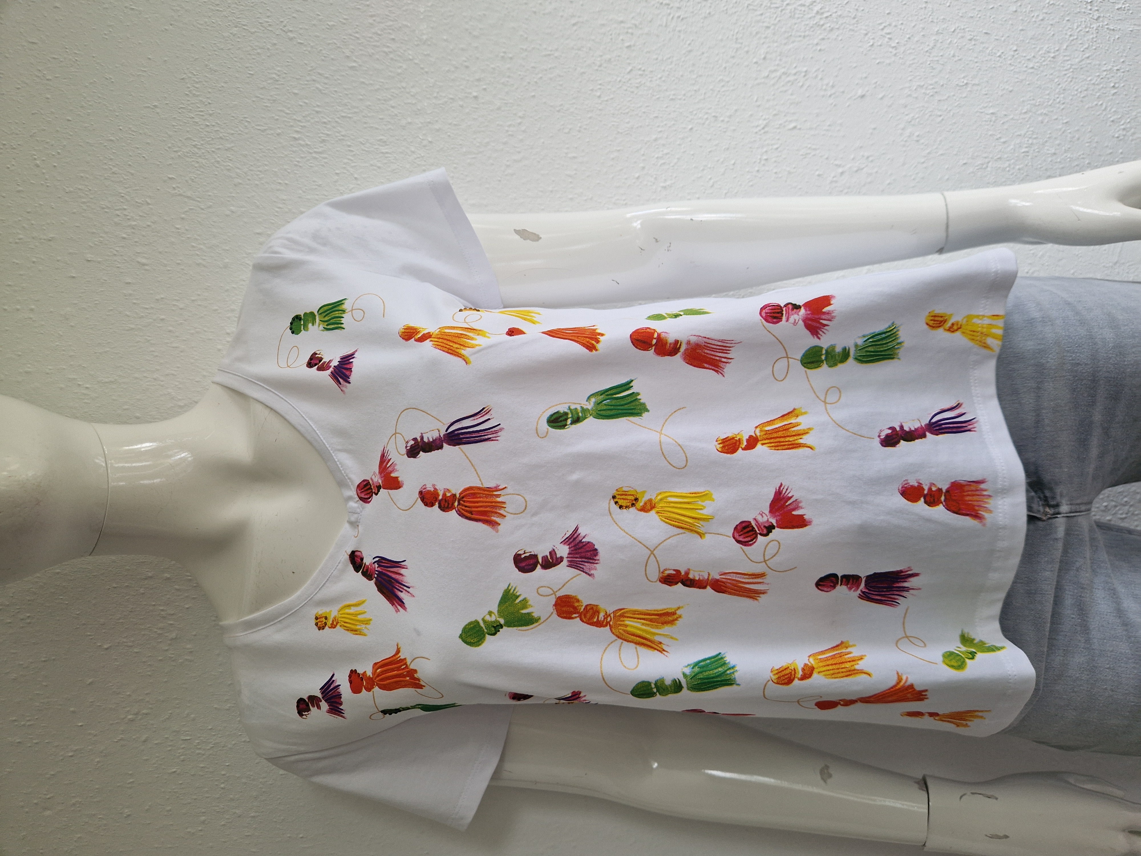 Leo & Ugo shirt met V-hals. Maat 2, Wit/kwastjesprint.