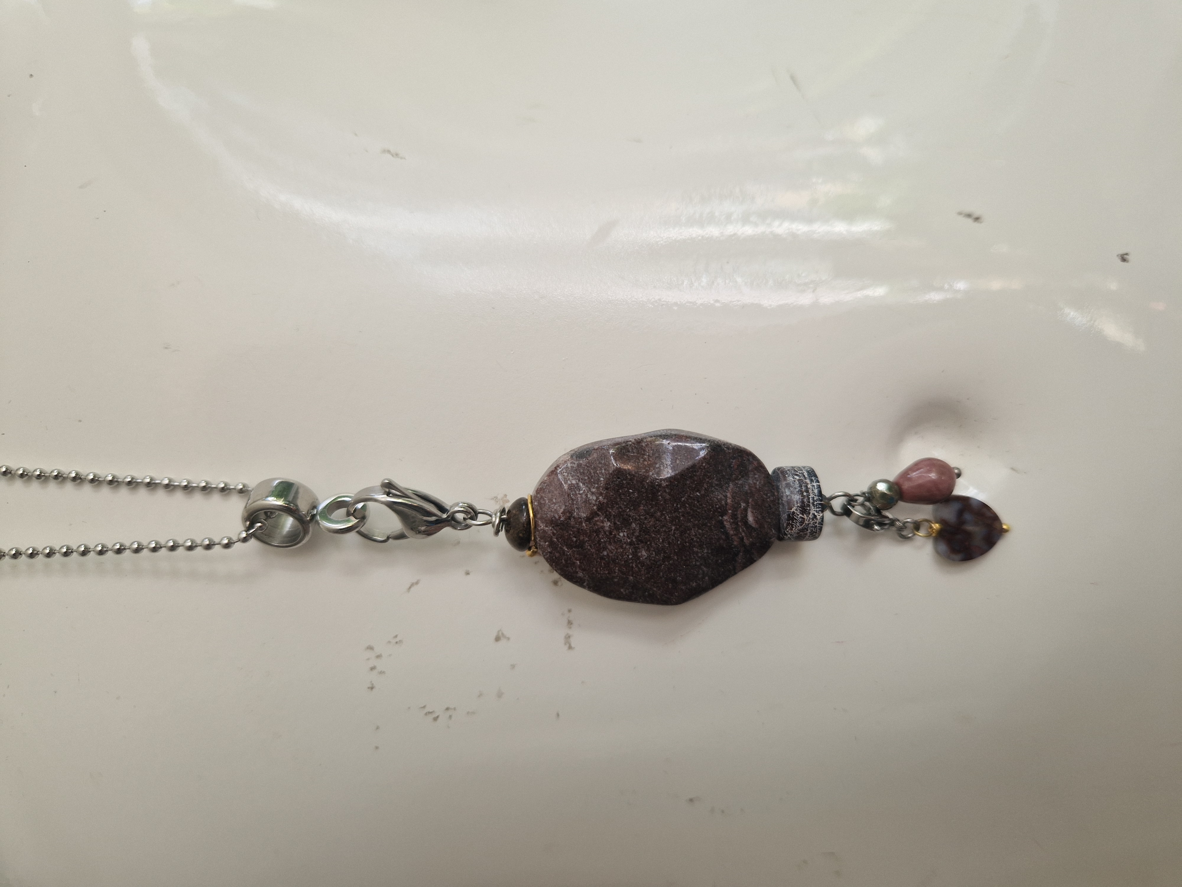 Pimps & Pearls ketting. Bruintinten. Metalen koord.