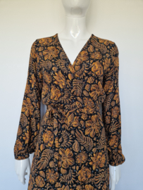 Juffrouw Jansen wikkeljurk. Maat S. Botanische print.