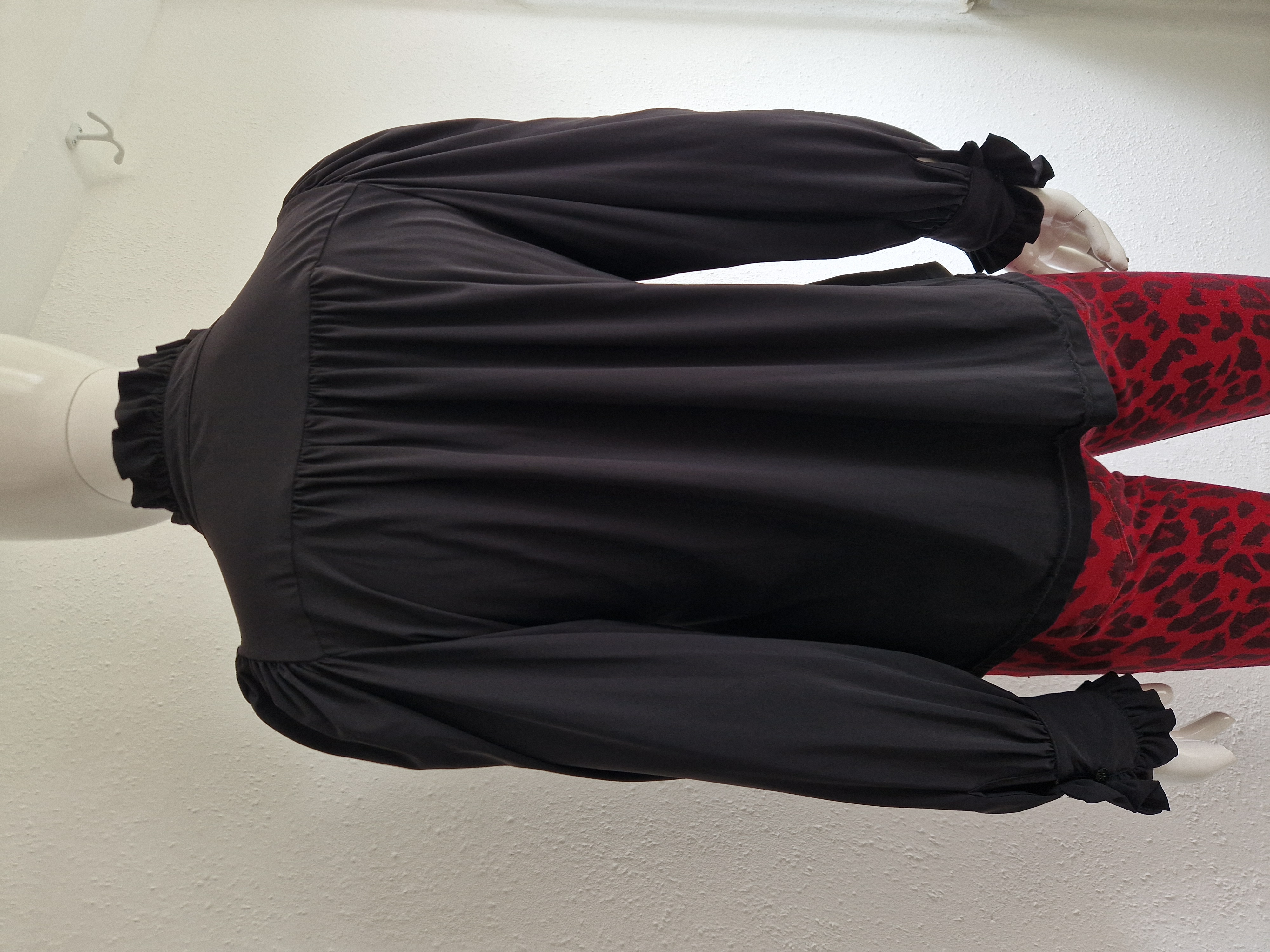 Studio Anneloes top. Maat M. Zwart/travelstof.