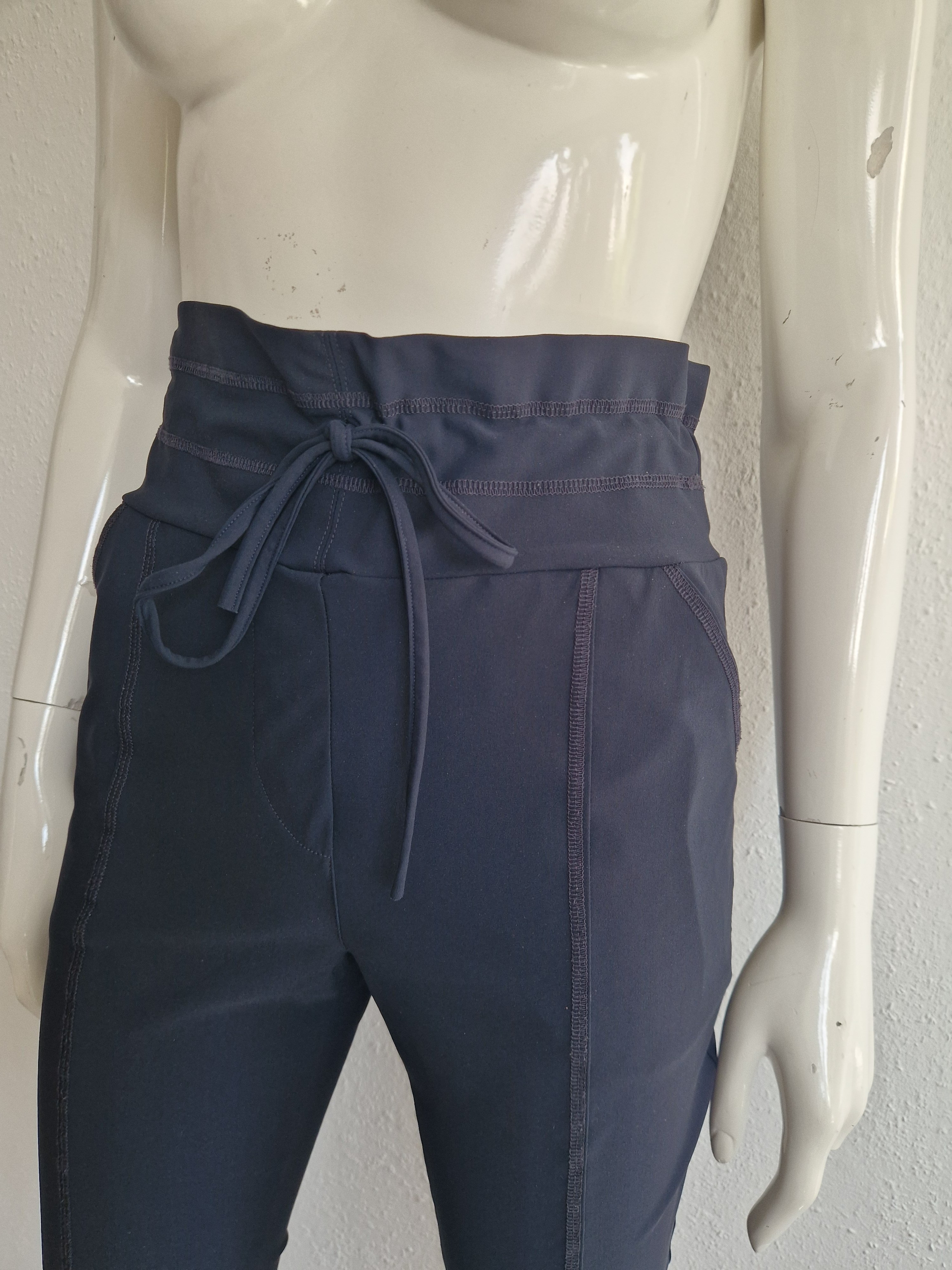 Studio Anneloes pantalon. Maat M. Donkerblauw/travelstof.