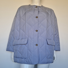 Edited gewatteerde tussenjas. Maat 44/46. Lichtblauw.