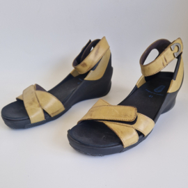 Wolky leren sandalen. Maat 41. Mosterdgeel.