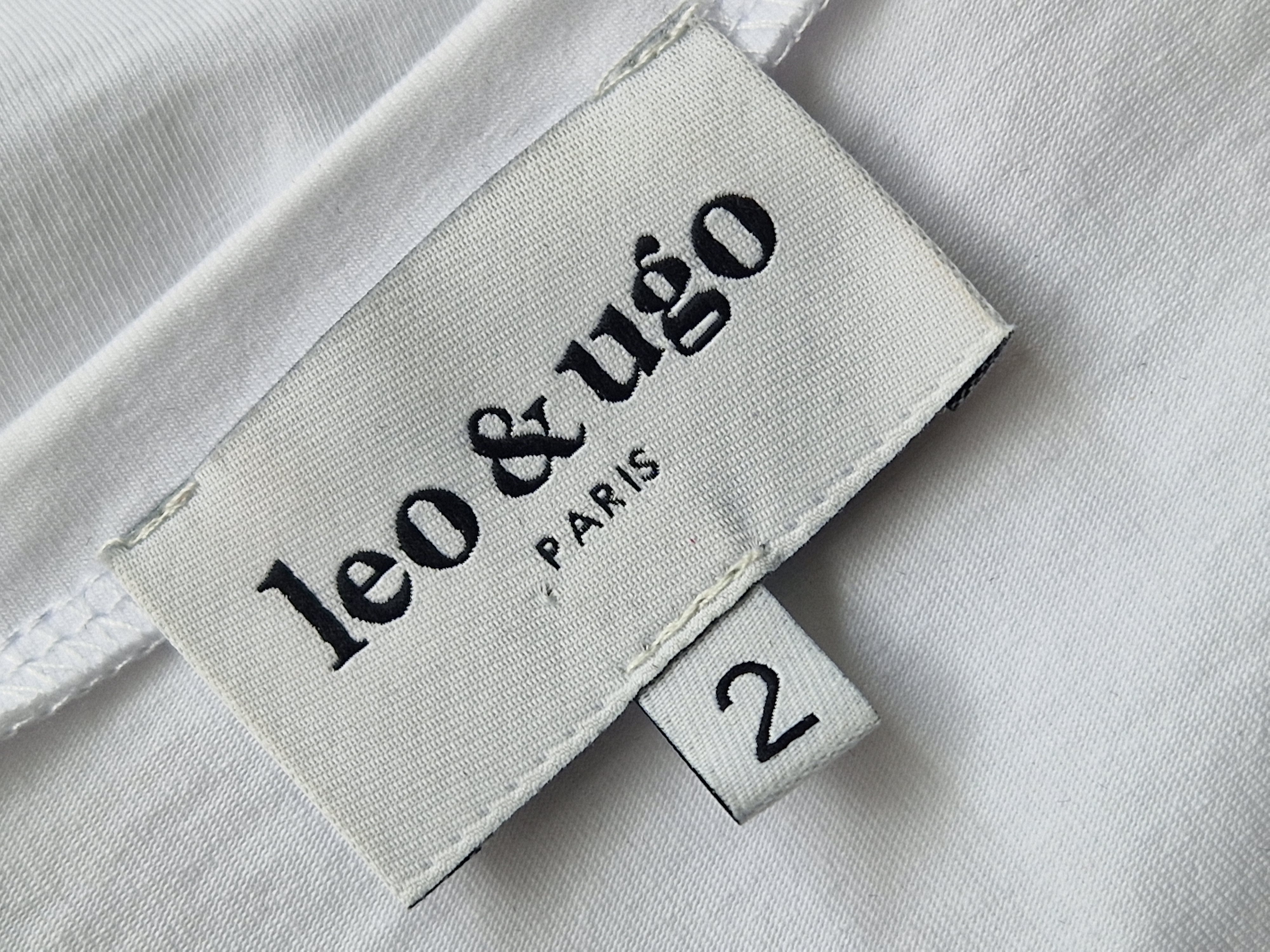 Leo & Ugo shirt met V-hals. Maat 2, Wit/kwastjesprint.
