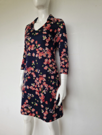 Le Pep jurk. Mt. 38. Donkerblauw/ roze bloemenprint.