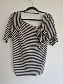 Twin Set top. Maat M. Crème/zwart gestreept.