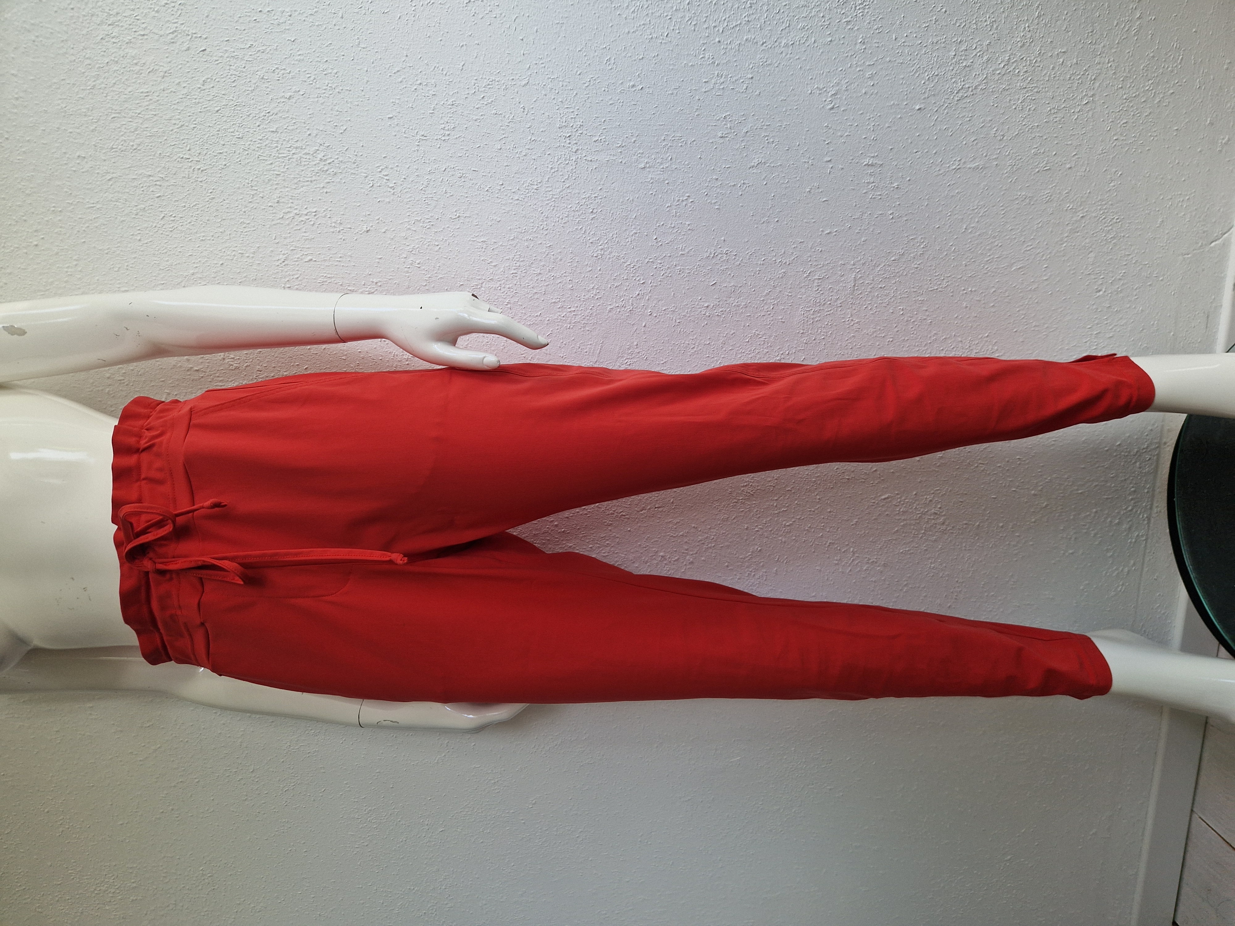 Studio Anneloes pantalon. Maat M. Rood/travelstof.