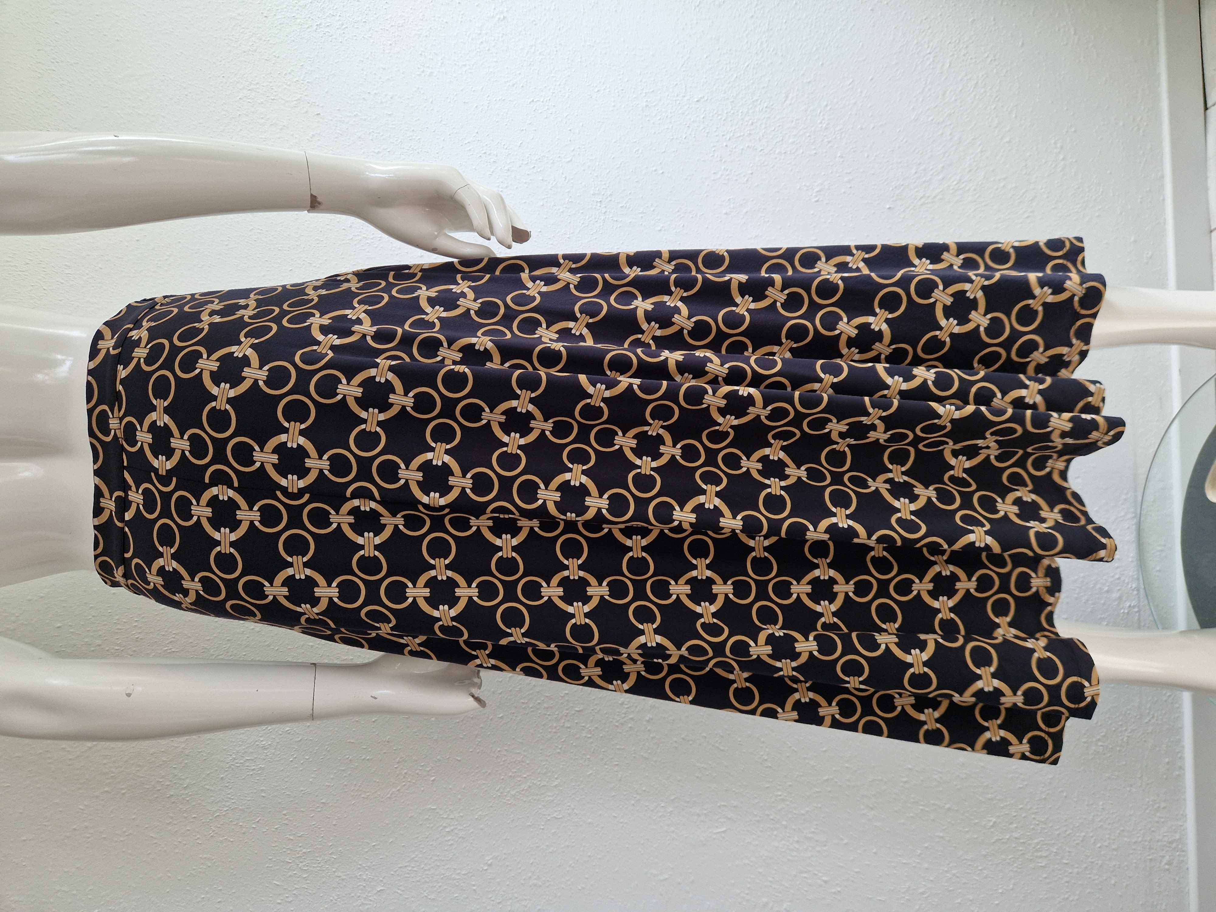 Esqualo maxi rok. Maat XS. Zwart/kettingprint.