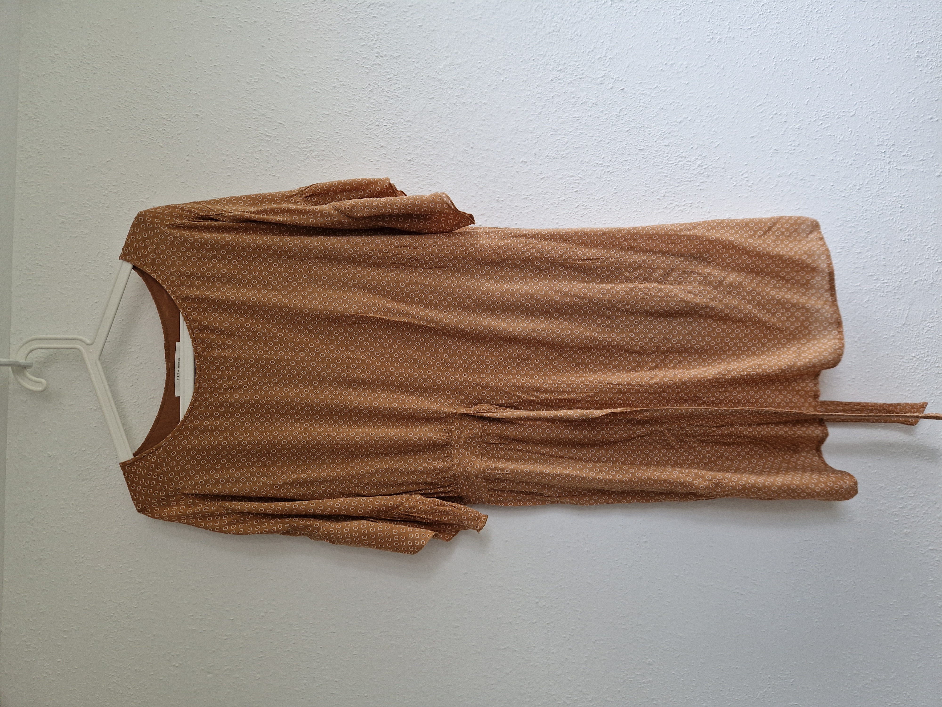 Yaya jurk met volant mouwen. Maat 38. Karamel.