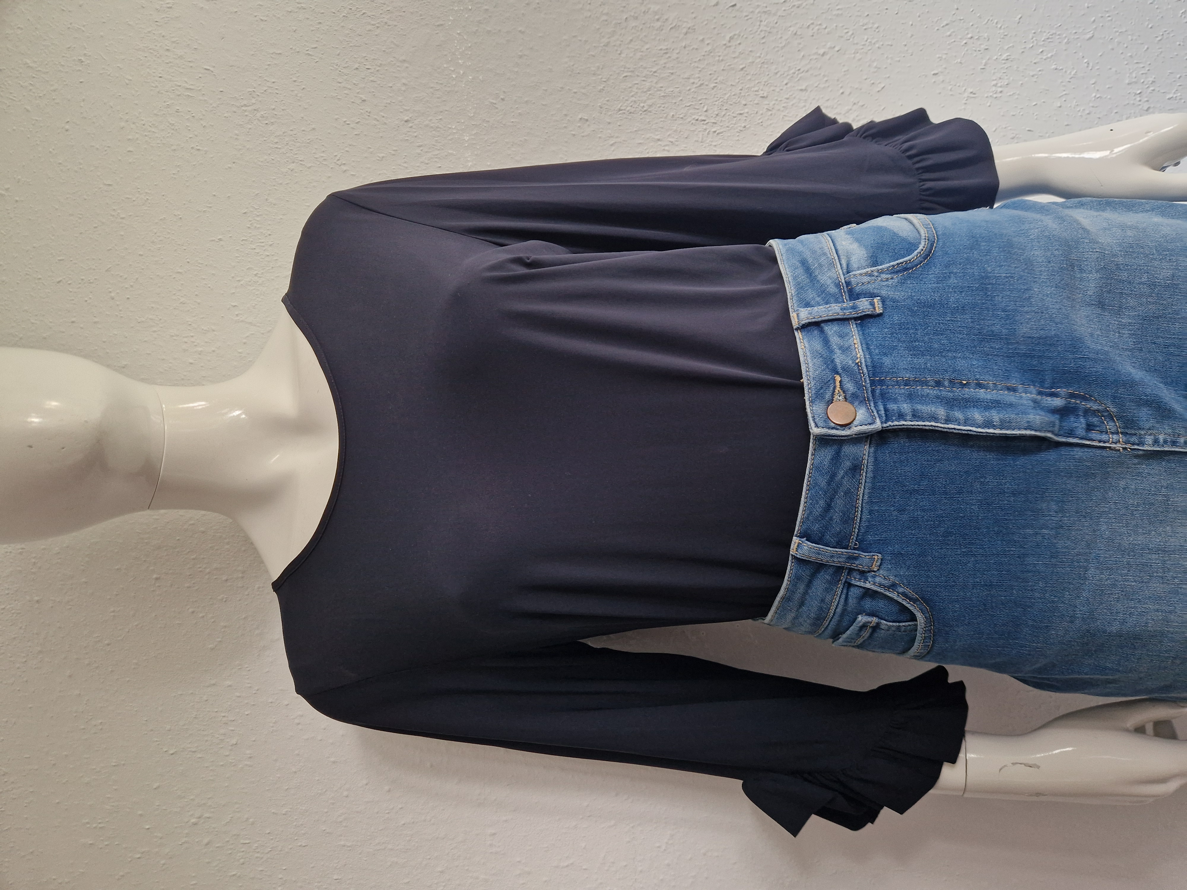 Studio Anneloes top met roezels. Maat L.Off black.