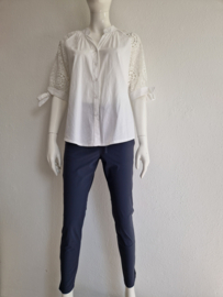 Wit katoenen blouse met kanten mouwtjes. Maat 40,
